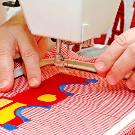 Können Sie einen größeren Rahmen an der Stickmaschine anbringen?